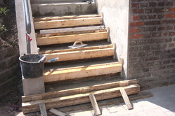 Schalungsarbeiten zur Reparatur einer Außentreppe