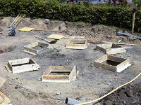 Die Schalungen für die Fundamente der Gebäudesäulen werden vorbereitet