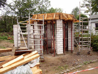 Die Säulen der Überdachung sind gemauert, eine Verschalung für den Dachaufbau ist angebracht