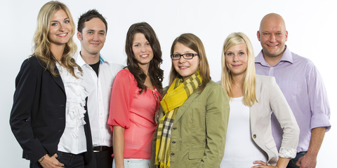 Bild von mehreren Personen.