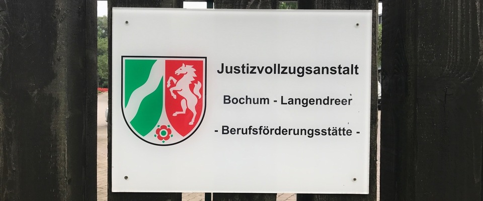 Eingangsschild der JVA