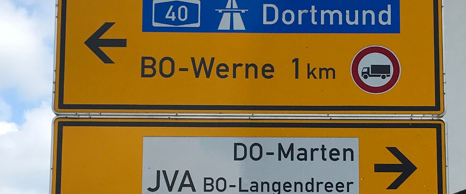 Hinweisschild zur Berufsförderungsstätte