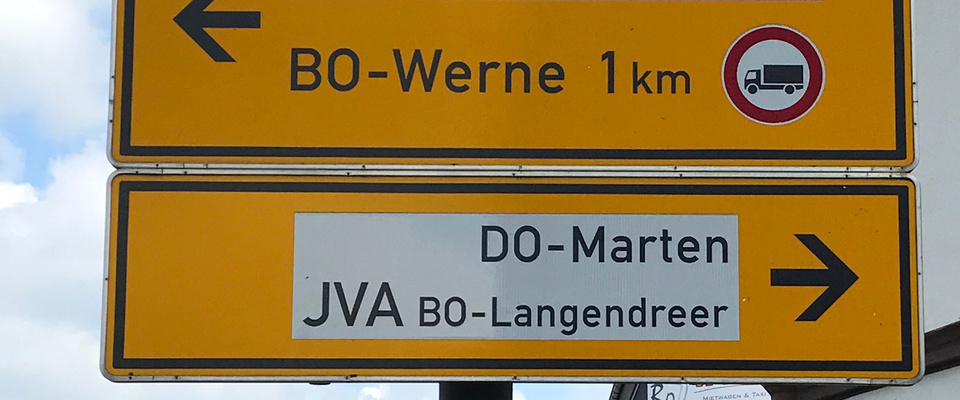 Verkehrszeichen mit Richtungsangaben zur JVA