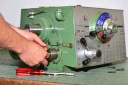 Reparatur an einer Drehmaschine Reparatur an einer Drehmaschine
