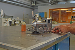 Arbeiten an einem Werkstück (Modell einer Lokomotive) Arbeiten an einem Werkstück (Modell einer Lokomotive)
