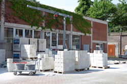 Übungsbaustelle im Außenbereich mit Lastenkran für Baustoffe