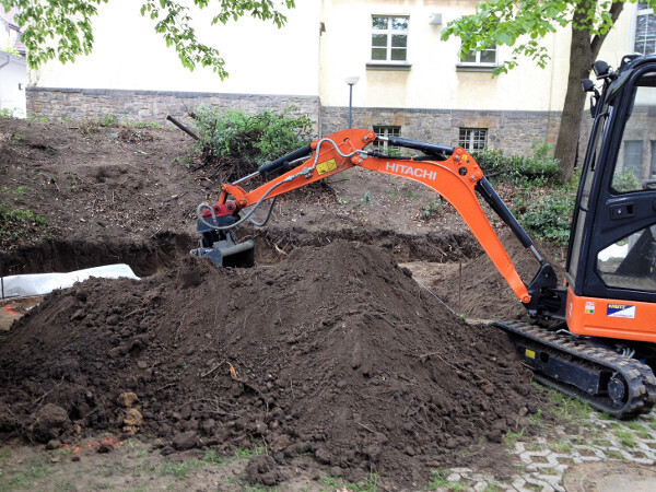 Baustellenbild mit einem Bagger, der Aushubarbeiten durchführt