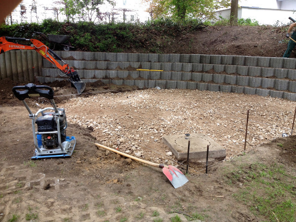 Die Projektarbeiten schreiten voran, es wird eine Terrasse vorbereitet