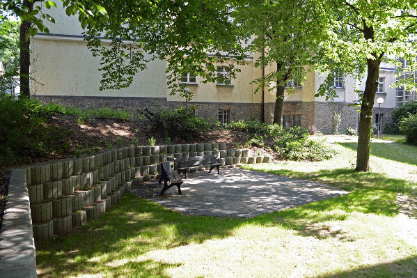 Die Terrasse mit 2 Bänken, nach Abschluss der Projektarbeiten