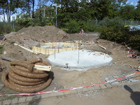 Ansicht der Baustelle mit einer bereits gegossenen Bodenplatte